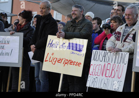 Fédération allemands se rassemblent dans la place de la ville de Traunreut pour manifester contre la politique des réfugiés d'Angela Merkel, l'Islam et le prétendu mensonge presse. Banque D'Images