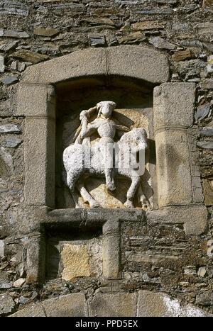 Zafra, province de Badajoz, Estrémadure, Espagne. Tour et porte de l'enceinte (Porte de Badajoz ou Cubo's Arch), détail. 17e siècle. Statue équestre de saint Jacques La Lande-tueuse. Pierre de granit. Banque D'Images