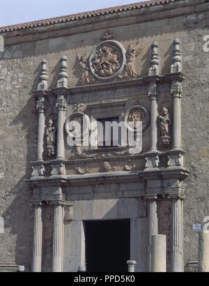 DETALLE DE LA PORTADA DEL COLEGIO DE LOS IRLANDESES - MEDALLON CON EL APOSTOL SANTIAGO EN LA BATALLA DE CLAVIJO - siglo XVI. Auteur : ALONSO DE COVARRUBIAS. Emplacement : COLEGIO DE LOS IRLANDESES O COLEGIO FONSECA. L'ESPAGNE. Banque D'Images