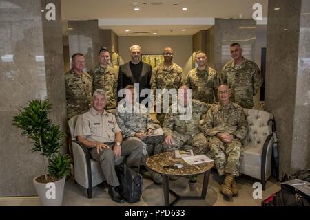 Le colonel des forces armées serbes Saša Milutinović (rangée avant, de gauche à droite) se félicite Colonel James R. Camp, Ohio adjudant général adjoint pour l'air ; le brigadier. Le général Kenneth E. Brandt, chef de l'aumônier de la Garde nationale de l'armée ; et le colonel Andrew Aquino, Ohio State, aumônier de la Garde nationale de l'Ohio comme membres de la Garde nationale d'arriver à Belgrade, Serbie, 3 septembre 2018. 2018 CAPSTONE est le point culminant de l'année annuel événements pour mettre en lumière l'Serbia-Ohio l'appariement de la Garde nationale par le ministère de la Défense Le Programme de partenariat de l'État, et mettra l'accent sur le commandement de la garnison, l'aumônerie, la planification médicale et distingué Banque D'Images