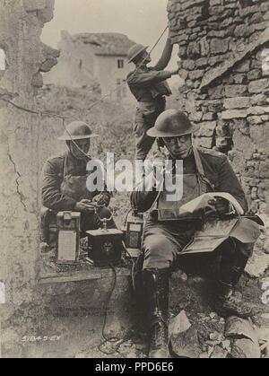 Le lieutenant-colonel R.D. Garrett, la 42e Division 'Rainbow' tests d'officier des transmissions un téléphone allemand capturé à l'ennemi au cours de la Saint Mihiel offensive le 19 septembre 1918 à 10 Meuthe et Moselle, France. La 42e division, composée de soldats de la Garde nationale de partout aux États-Unis ont été dans l'forfront du Saint Mihiel offensive, la première fois l'armée américaine a prévu un exercice exécuté une attaque sur son propre au cours de la Première Guerre mondiale ( U.S. Army Signal Corps) Banque D'Images