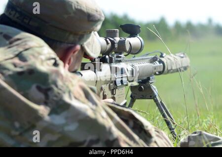 Le sergent de l'armée américaine. 1re classe Terry Wetzel, un 2e Bataillon du 508th Parachute Infantry Regiment, 2e Brigade Combat Team, 82nd Airborne Division parachutiste, incendies son M4A1 Carbine fusil de sniper à Fort Bragg, Caroline du Nord le 30 août 2018. Parachutistes passer huit mois à la fois prêt à déployer, dans un délai de 18 à 96 heures dans le cadre de la réponse mondiale active. Banque D'Images