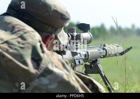 Le sergent de l'armée américaine. 1re classe Terry Wetzel, un 2e Bataillon du 508th Parachute Infantry Regiment, 2e Brigade Combat Team, 82nd Airborne Division parachutiste, incendies son M4A1 Carbine fusil de sniper à Fort Bragg, Caroline du Nord le 30 août 2018. La division était en train de s'entraîner à décider qui va représenter l'ensemble des parachutistes américains au cours de la compétition internationale de Sniper à Fort Benning, Géorgie, en octobre. Banque D'Images