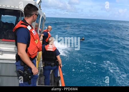 Marathon de la Garde côtière de 45 pieds d'équipage Réponse Boat-Medium localiser le plongeur ils étaient seraching pour près de Duck Key, en Floride, 04 Septembre, 2018. La Garde côtière est allé à la recherche de la Garde côtière canadienne diver après avoir privé Key West de quart a reçu un appel de sa femme disant qu'elle avait perdu le contact avec lui. Banque D'Images