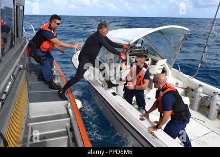 Marathon de l'équipage de la Garde côtière de retourner un plongeur de son bateau près de Duck Key, en Floride, 04 Septembre, 2018. La Garde côtière est allé à la recherche de la Garde côtière canadienne diver après avoir privé Key West de quart a reçu un appel de sa femme disant qu'elle avait perdu le contact avec lui. Banque D'Images