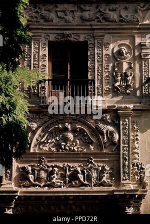 DETALLE DE LA FACHADA DE LA CASA DE CASTRIL CONSTRUCCION DE STYLE PLATERESCO CONVERTID sede del Museo arqueologico. Emplacement : Museo arqueologico-extérieur. L'ESPAGNE. Banque D'Images