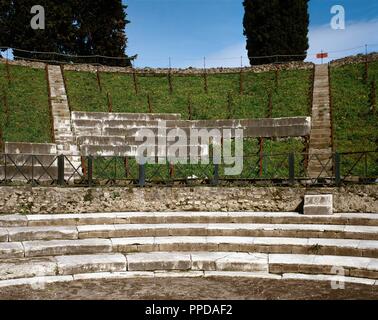 Pompéi. Ancienne ville romaine. Grand Théâtre, 2e siècle avant J.-C.. Cavea, trois niveaux. Imma Cavea (partie inférieure), Media cavea (milieu), summa cavea (niveaux supérieurs). Campania, Italie. Banque D'Images