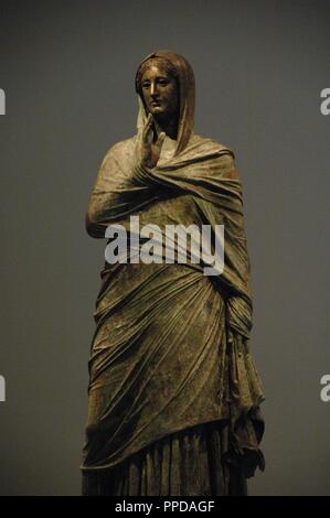 L'art grec la dame de Kalymnos. Statue en bronze. Trouvé par un pêcheur sur la mer d'  Kalymnos à la fin de 1994. Appartient probablement à la période hellénistique, peut-être la fin de 2e siècle avant J.-C. Musée Archéologique National. Athènes. La Grèce. Banque D'Images