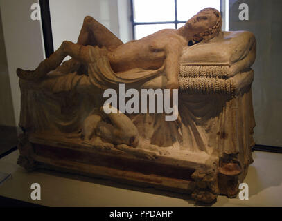 L'art étrusque en Italie. Monument funéraire à la mort d'Adonis. Le jeune dieu, blessé dans sa cuisse gauche, est couchée sur une table drapée. Sur le repose-pieds, marquée par deux petits bustes, un manteau chiens est accroupi lécher lui-même. Ancienne de Tuscania. Seconde moitié du 3e siècle avant J.-C. en terre cuite polychrome. Musée Grégorien Etrusque. Musées du Vatican. La cité du Vatican. Banque D'Images