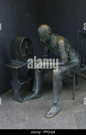 Franklin Delano Roosevelt Memorial. Statue en bronze qui représente la grande dépression. L'homme l'écoute d'une conversation au coin du feu à la radio. Washington D.C. United States. Banque D'Images