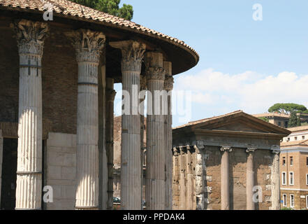 L'art romain le temple circulaire d'Hercule Victor (autrefois pensé pour être un Temple de Vesta). Construit au deuxième siècle avant J.-C. Dans second mandat, Temple de la Fortune virile ou Portonus ( 2e BC.). Forum Boarium. Itay. Rome. Banque D'Images