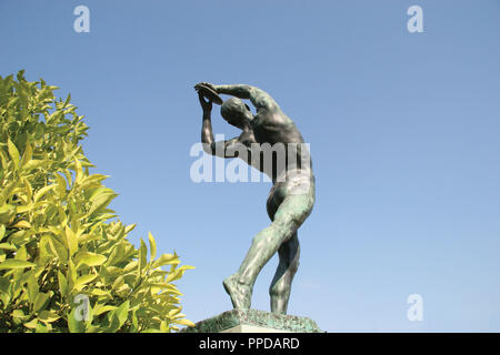 Statue du Discobole, devant le Stade Panathénaïque (Kallimarmaron). Dimitriad K., 1927. Athènes. La Grèce. Banque D'Images