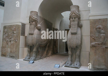 L'art assyrien' ou 'Lamasu Bull-man. Gate de Sargon II's Palace. Khorsabad (Dur-Sharrukin). L'Assyrie, 721-705 BC. L'albâtre. 8ème siècle avant J.-C.. Musée du Louvre. Paris. La France. Banque D'Images