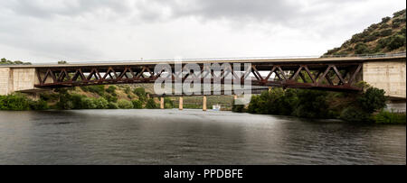 Les deux ponts, ferroviaire et routier, au cours de l'Agueda, près de la ville de Barca de Alva entre le Portugal et l'Espagne Banque D'Images