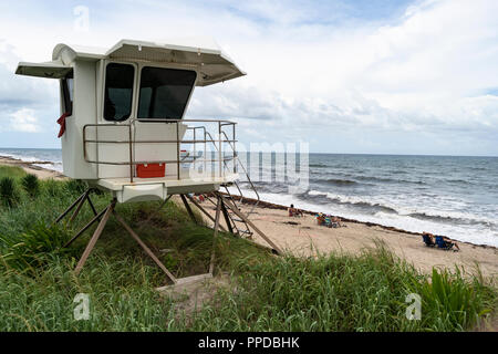 Une serviette au-dessus de la fenêtre d'un côte élevée garde vie cabane cabane de Palm Beach en Floride Banque D'Images