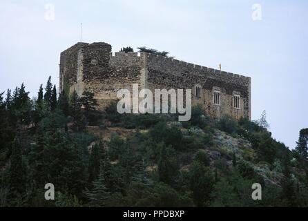 La France. Pyrénées-orientales. Occitanie Région. Castelnou. Château de Castelnou. Son plan pentagonal irrégulier suit l'éperon rocheux sur lequel il a été construit, cette position élevée offrant la défense contre les attaques ennemies. 10e siècle. Banque D'Images