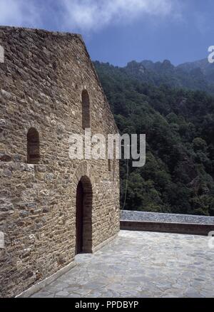 La France. Pyrénées-orientales. La région Languedoc-Roussillon. Abbaye de Saint-Martin-du-Canigou. Monastère bâti en 1009, sur le Canigou. Il a été construit à partir de 1005-1009 par Guifred, comte de Cerdagne en style roman. Façade principale de l'église. La restauration de 1900-1920. Banque D'Images