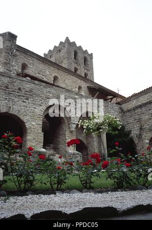 La France. Pyrénées-orientales. La région Languedoc-Roussillon. Abbaye de Saint-Martin-du-Canigou. Monastère bâti en 1009, sur le Canigou. Il a été construit à partir de 1005-1009 par Guifred, comte de Cerdagne en style roman. Cloître. La restauration de 1900-1920. La première a été construit au début de 11e siècle, le second a été construit à la fin du 12e siècle. Banque D'Images