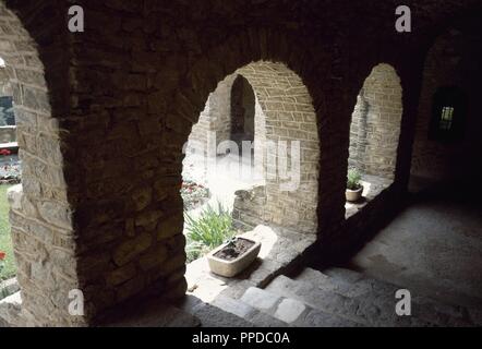 La France. Pyrénées-orientales. La région Languedoc-Roussillon. Abbaye de Saint-Martin-du-Canigou. Monastère bâti en 1009, sur le Canigou. Il a été construit à partir de 1005-1009 par Guifred, comte de Cerdagne en style roman. Cloître. Détail architectural de la galeries. La restauration de 1900-1920. Banque D'Images