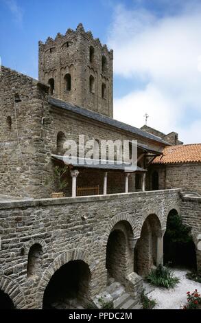 La France. Pyrénées-orientales. La région Languedoc-Roussillon. Abbaye de Saint-Martin-du-Canigou. Monastère bâti en 1009, sur le Canigou. Il a été construit à partir de 1005-1009 par Guifred, comte de Cerdagne en style roman. Vue partielle de l'ensemble monastique. La restauration de 1900-1920. Banque D'Images