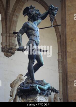 Perseo con la cabeza de méduse. Escultura de bronce de Benvenuto Cellini en la Piazza de la Signoria de Florence. Banque D'Images