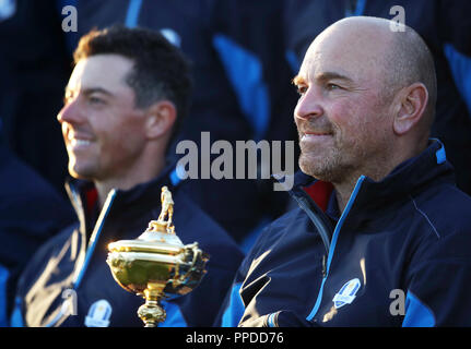 L'Europe de l'équipe le capitaine Thomas Bjorn (à droite) et l'Europe de l'équipe lors d'un photocall Rory McIlroy sur aperçu de la deuxième journée de la Ryder Cup au Golf National, Saint-Quentin-en-Yvelines, Paris. Banque D'Images
