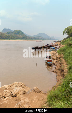 Avis de peu de bateaux sur le Mékong et sur la rivière District Chomphet à Luang Prabang, Laos, lors d'une journée ensoleillée. Banque D'Images