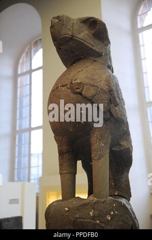 La Mésopotamie. Halaf culture. (Ca 6000-5300 avant J.-C.). Néolithique. La Syrie. Orthostat. Dieu ailé et d'animaux fantastiques. Temple de dire à Hall. Basalte. 9e siècle avant J.-C.. Musée de Pergame. L'île des musées. Berlin. L'Allemagne. Banque D'Images