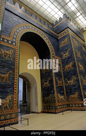 L'art mésopotamien Neo-Babylonian. Ishtar Gate, l'une des huit portes de la paroi interne de Babylone. Construit en l'an 575 av. J.-C. sous le règne de Nabuchodonosor II (604-562 avant J.-C.) à l'aide de brique bleu glacé avec des lignes alternées avec des dragons basrelief mushussu, appelé aussi sirrush, et aurochs. Il a été dédié à la déesse Ishtar babylonienne. Reconstruit en 1930. Musée de Pergame. Berlin. L'Allemagne. Banque D'Images