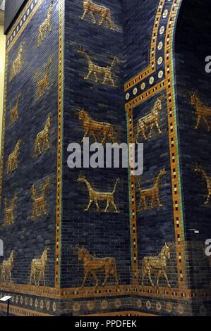 L'art mésopotamien Neo-Babylonian. Ishtar Gate, l'une des huit portes de la paroi interne de Babylone. Construit en l'an 575 av. J.-C. sous le règne de Nabuchodonosor II (604-562 avant J.-C.) à l'aide de brique bleu glacé avec des lignes alternées avec des dragons basrelief mushussu, appelé aussi sirrush, et aurochs. Il a été dédié à la déesse Ishtar babylonienne. Reconstruit en 1930. Musée de Pergame. Berlin. L'Allemagne. Banque D'Images