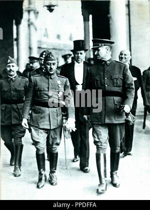 Guerra Civil Española (1936-1939). Zona nacional. El General Franco con los generales Queipo de Llano y Dávila entrando en la Ciudad de Sevilla. Banque D'Images