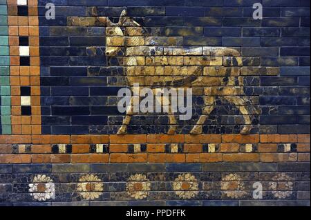 L'art mésopotamien Neo-Babylonian. Ishtar Gate, l'une des huit portes de la paroi interne de Babylone. Construit en l'an 575 av. J.-C. sous le règne de Nabuchodonosor II (604-562 avant J.-C.) à l'aide de brique bleu glacé avec des lignes alternées avec des dragons basrelief mushussu, appelé aussi sirrush, et aurochs. Il a été dédié à la déesse Ishtar babylonienne. Reconstruit en 1930. Un aurochs au-dessus d'un ruban de fleurs. Musée de Pergame. Berlin. L'Allemagne. Banque D'Images