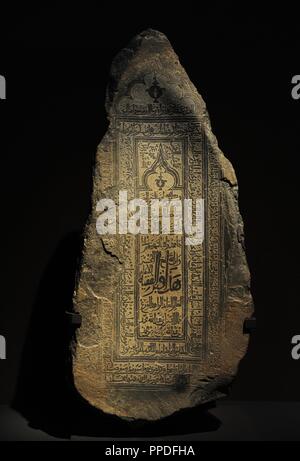 Art islamique tombe de Yusuf, fils de 'Abdallah, fils de Yusuf, fils d'Abu'l-Fath. 5 sha'ban 595 AH / 2 juin 1199 AD. Basalte. 76x42x20 cm. al-Ma'la cimetière, La Mecque. Qasr Khizam Museum, Jedda. L'Arabie Saoudite. Banque D'Images