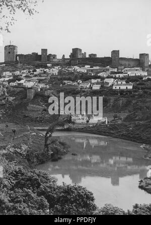 España. Vista general de la ciudad y el Castillo de Alcalá de Guadaira (Séville). Años 1950. Banque D'Images