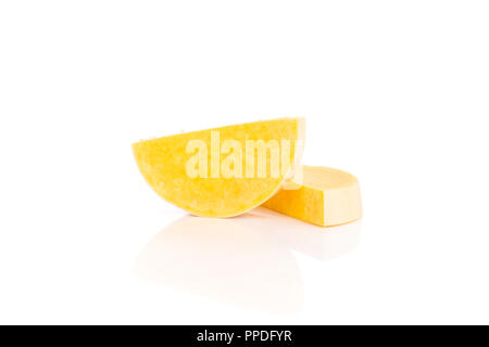 Groupe de deux tranches de poire orange lisse en forme de courge musquée waltham variété isolé sur fond blanc Banque D'Images