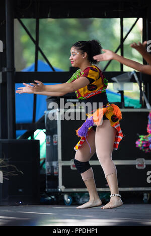 St Louis, Missouri, USA - 26 août 2018 : Le Festival des nations, hommes femmes et enfants à partir de l'ensemble de Performance jeunes Kummba, effectuer la tradit Banque D'Images