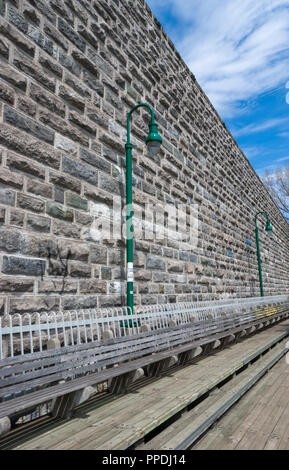 Aire de repos avec bancs sur la promenade des Gouverneurs, le long des murs de la Citadelle de Québec, avec vue sur le fleuve Saint-Laurent. Banque D'Images