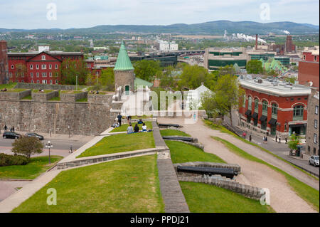 Les gens se reposer et profiter d'une journée chaude sur les remparts de Québec - la ville fortifiée qui entoure la plupart des murs du vieux Québec. Banque D'Images