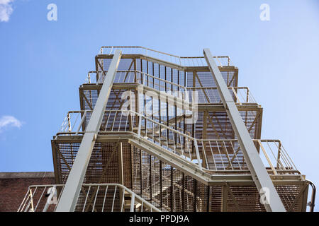 Un escalier de secours. Escalier en acier externe du bâtiment contre un ciel bleu, perspective Vue de dessous Banque D'Images