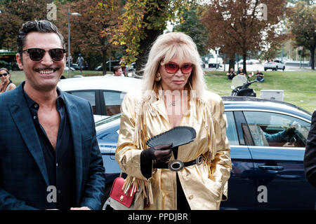 Milan, Italie, le 22 septembre 2018 : Amanda Lear arrive à la philosophie di Lorenzo Serafini fashion show Milan Fashion Week printemps/été 2019. Banque D'Images