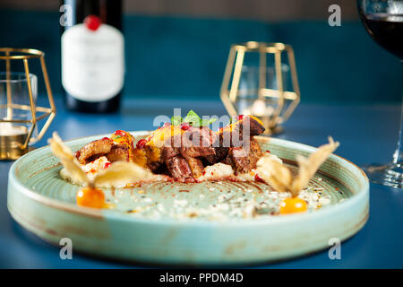 Restaurant gastronomie savoureuse avec du vin rouge sur la table. Cuisine fine Banque D'Images