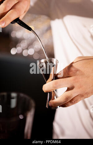 Libre de mains barman pouring alcoholic drink.plateau professionnel Banque D'Images