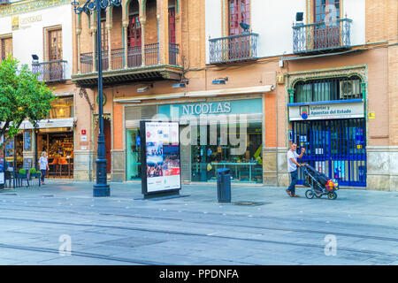 Avenida de la Constitucion, rue piétonne dans le centre-ville de Séville Banque D'Images