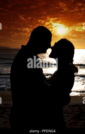 Silhouette d'heureux couple dans l'amour l'homme et la femme au coucher du soleil la Bulgarie Varna 25.09.2018 Banque D'Images