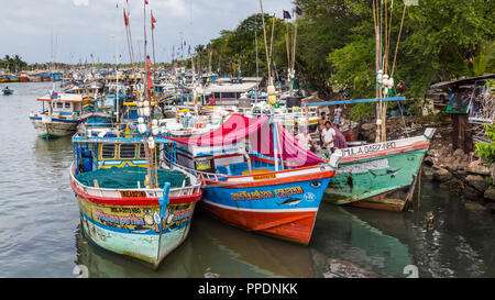 Negombo Sri Lanka 24 Juillet 2017 - bateaux de pêche colorés dans le port de Negombo Banque D'Images