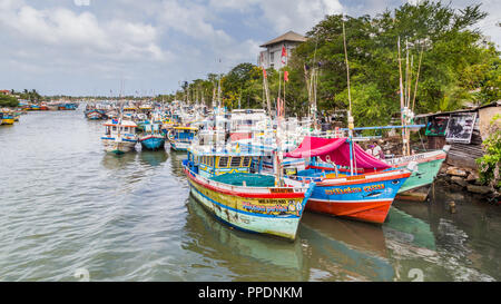 Negombo Sri Lanka 24 Juillet 2017 - bateaux de pêche colorés dans le port de Negombo Banque D'Images