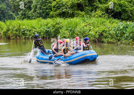 Sri Lanka Kitulgala 30 Juillet 2017 - Rafting à la rivière Kelani avec Kanga Rafting au Sri Lanka Banque D'Images