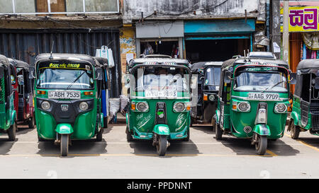 Sri Lanka Bandarawela 01 Août 2017 - Ligne de tuk tuk dans les rues de Bandarawela au Sri Lanka Banque D'Images