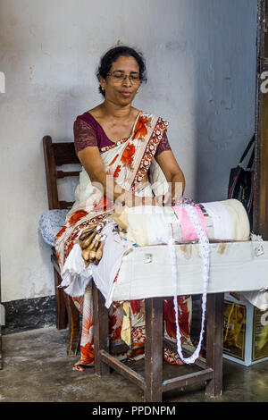 Galle, Sri Lanka - 8 août, 2017 : une femme démontrant l'art de rendre complexe dentelle ou la dentelle dans Galle Sri Lanka. Banque D'Images