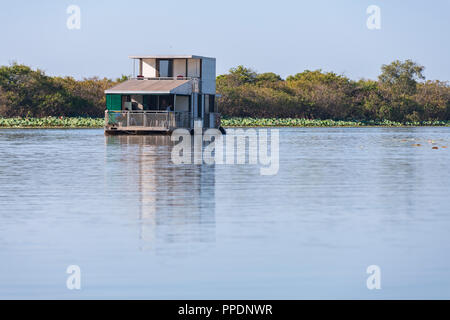 Une maison bateau flottant sur la Mary River Wetlands, Katherine, Territoire du Nord, Australie Banque D'Images